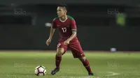 Gelandang Timnas Indonesia U-19, Syahrian Abimanyu, mengontrol bola saat melawan Kamboja U-19 pada laga persahabatan di Stadion Patriot, Bekasi, Rabu (4/10/2017). Indonesia menang 2-0 atas Kamboja. (Bola.com/Vitalis Yogi Trisna)