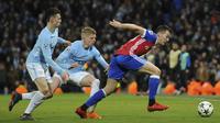 Pemain Manchester City, Oleksandr Zinchenko dan Phil Foden mengejar pemain FC Basel, Kevin Bua, pada laga Liga Champions di Stadion Etihad, Rabu (7/3/2018). Manchester City takluk 1-2 dari FC Basel. (AP/Rui Vieira)