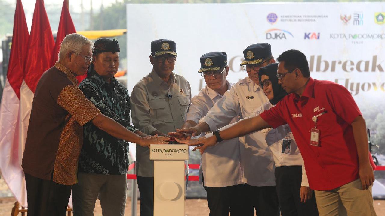 Menhub Budi Karya Sumadi melakukan peletakan batu pertama alias groundbreaking pembangunan flyover dan Jembatan Penyeberangan Orang (JPO) di depan Stasiun Tenjo, Kabupaten Bogor, Sabtu (30/3/2024). (Foto: Kementerian Perhubungan)