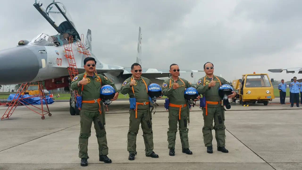 Panglima TNI, Kapolri, KSAD, KSAL, berpakaian pilot tempur di Halim Perdana Kusuma, Rabu (20/12/2017). (Liputan6.com/Nanda Perdana Putra)