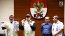 Petugas menunjukkan barang bukti Rp1,2 miliar disaksikan Wakil Ketua KPK Alexander Marwata dan Irjen Kemenkum HAM Jhoni Ginting saat keterangan pers OTT penanganan perkara penyalahgunaan izin tinggal Kantor Imigrasi Kelas I Mataram, NTB di Gedung KPK, Jakarta (28/5/2019). (Liputan6.com/Johan Tallo)