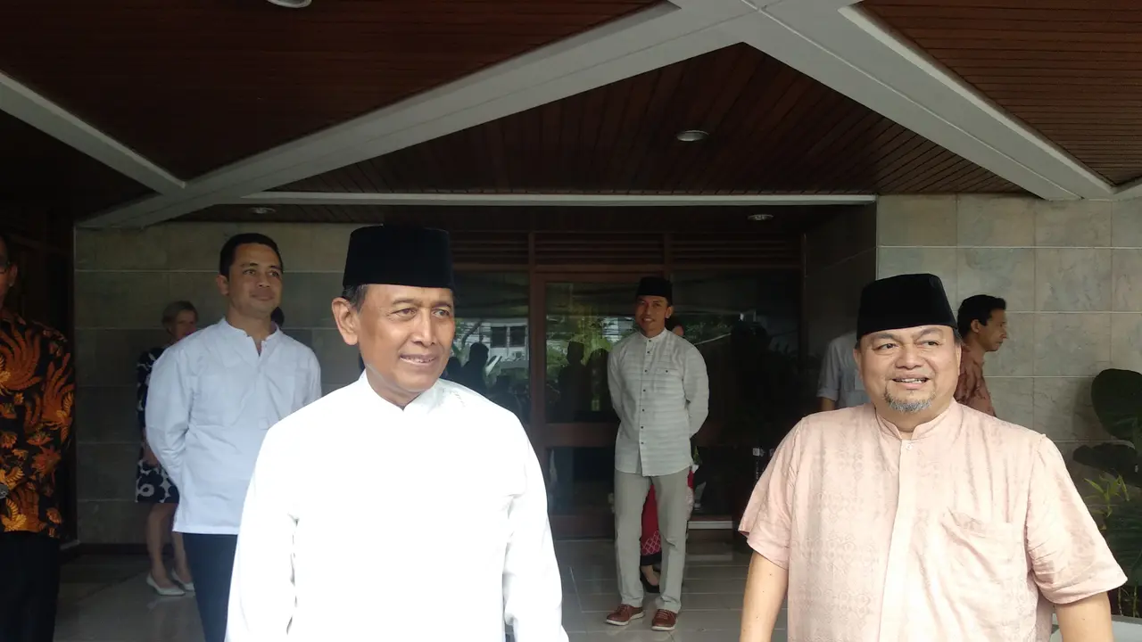 Menko Polhukam Wiranto menggelar open house di rumah dinasnya,  Jalan Denpasar, Kuningan, Jakarta Selatan, Rabu (5/6/2019). (Merdeka.com/Ahda Bayhaqi)
