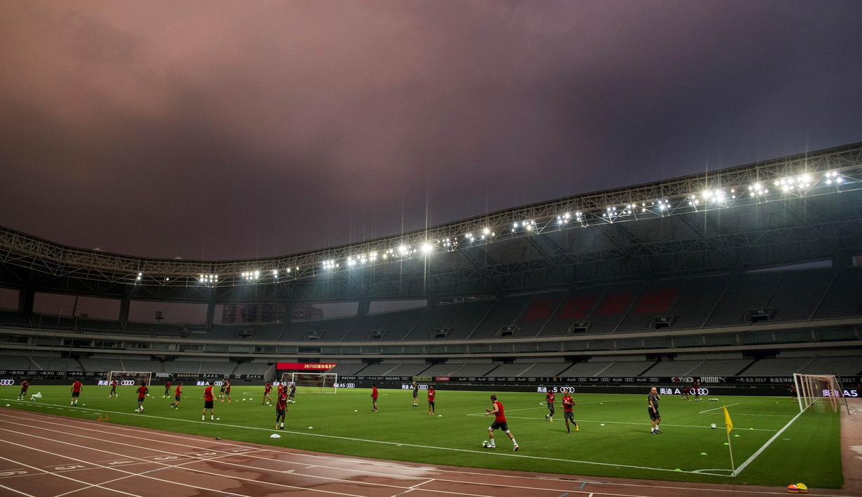 Para pemain Arsenal berlatih di Shanghai, Selasa (18/7/2017). Arsenal akan menghadapi Bayern Munchen pada laga International Champions Cup. (AFP/Johannes Eisele)