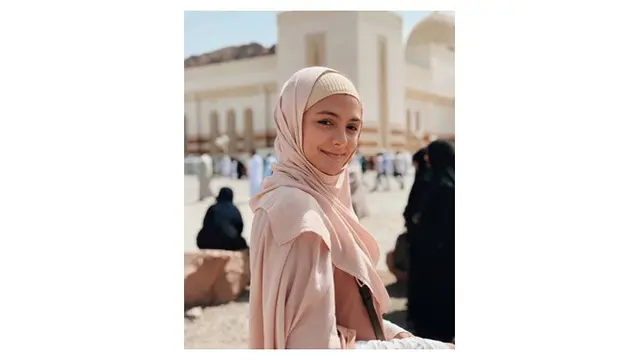 6 Potret Amanda Rawles Pakai Hijab, Tuai Pujian