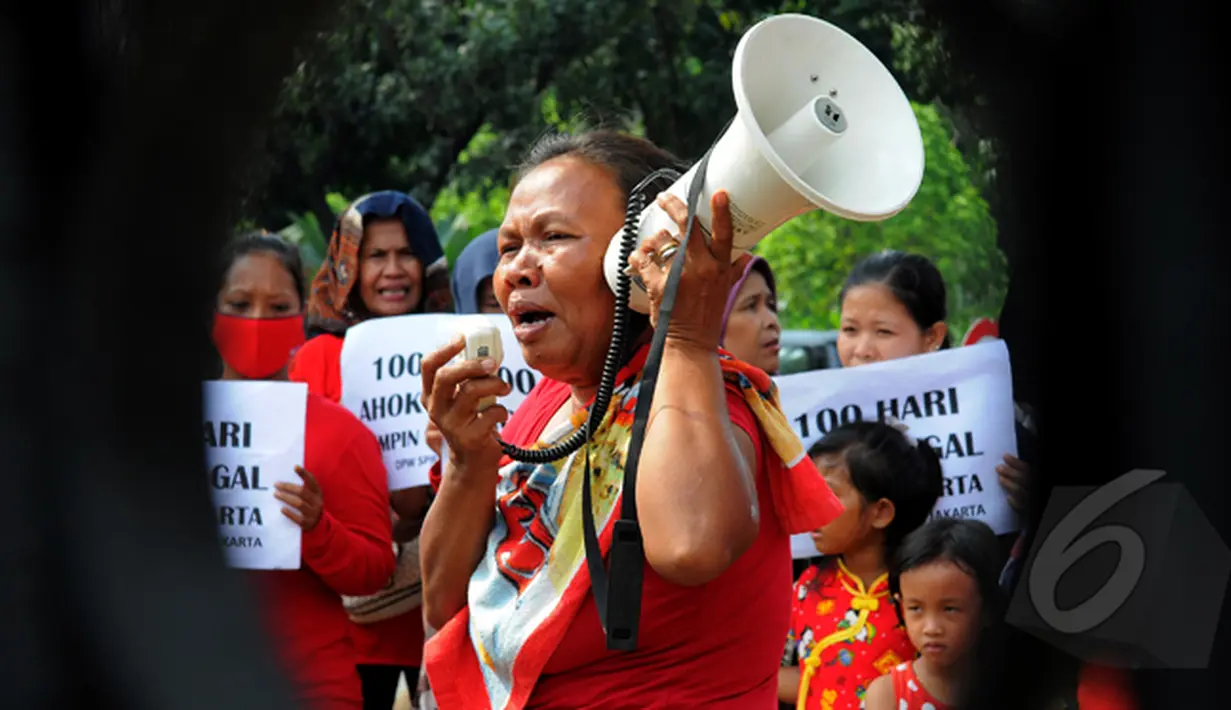 Seorang wanita memberikan orasi saat aksi di  depan Balaikota, Jakarta, Jumat (27/2/2015). Mereka menilai Gubernur Ahok gagal menjalankan pemerintahan dalam 100 hari (Liputan6.com/Faisal R Syam)