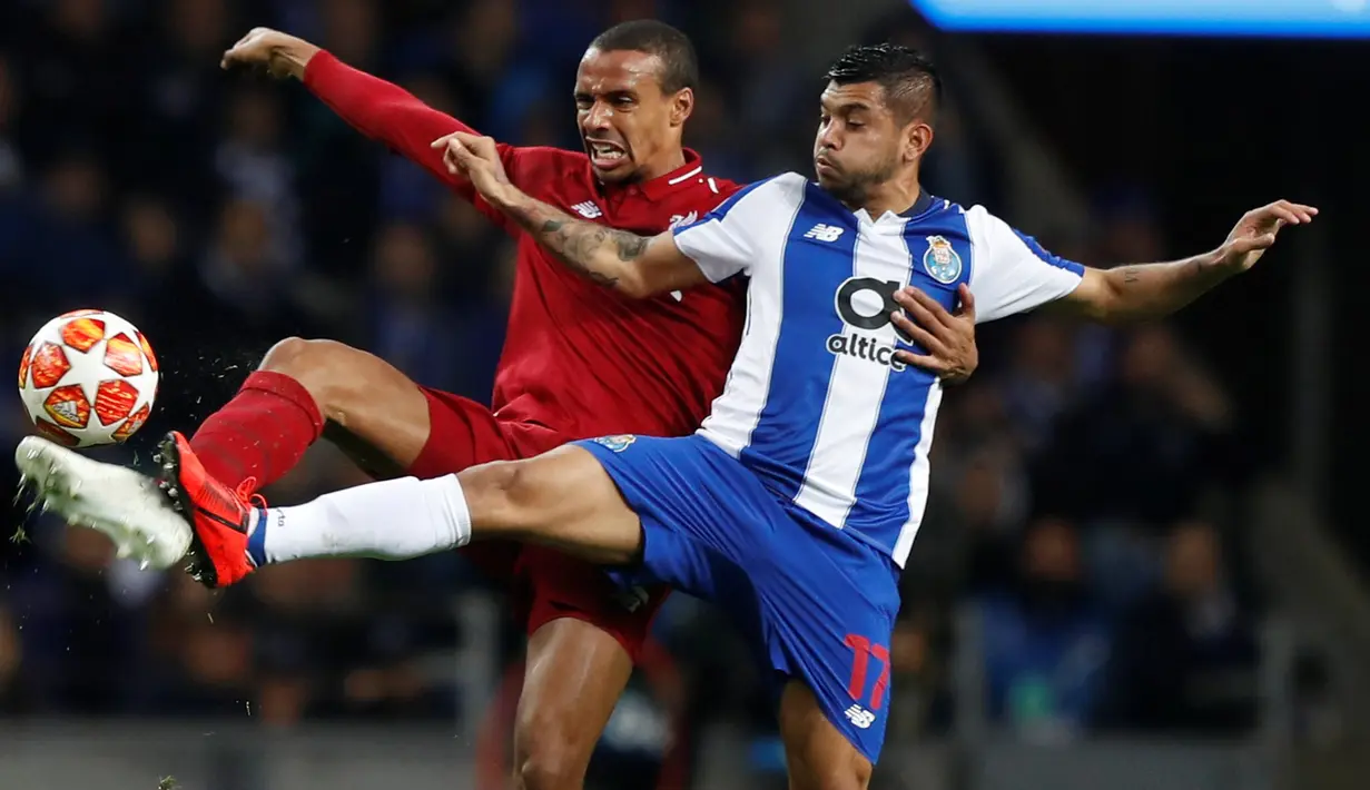 Bek Liverpool, Joel Matip berebut bola dengan pemain FC Porto,  Jesus Corona pada leg kedua perempat final Liga Champions 2018/2019 di Estadio do Dragao, Rabu (17/4). Liverpool memastikan lolos ke babak semifinal Liga Champions setelah membantai FC Porto 4-1. (REUTERS/Rafael Marchante)