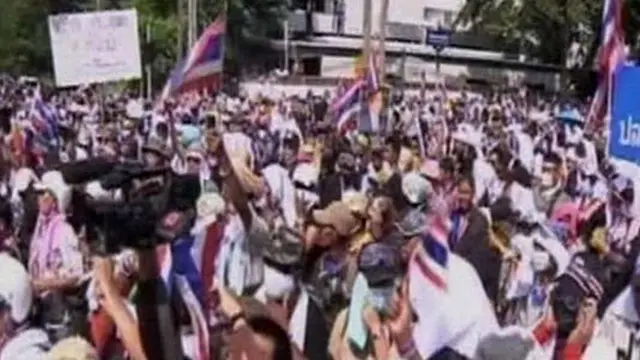 [VIDEO] Gunakan Buldoser, Demonstran Thailand Tembus Barikade