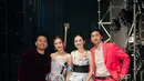 Punya bakat nyanyi, Syifa Hadju dan Aaliyah Massaid berduet di atas panggung di acara penghargaan [@harrisvriza]