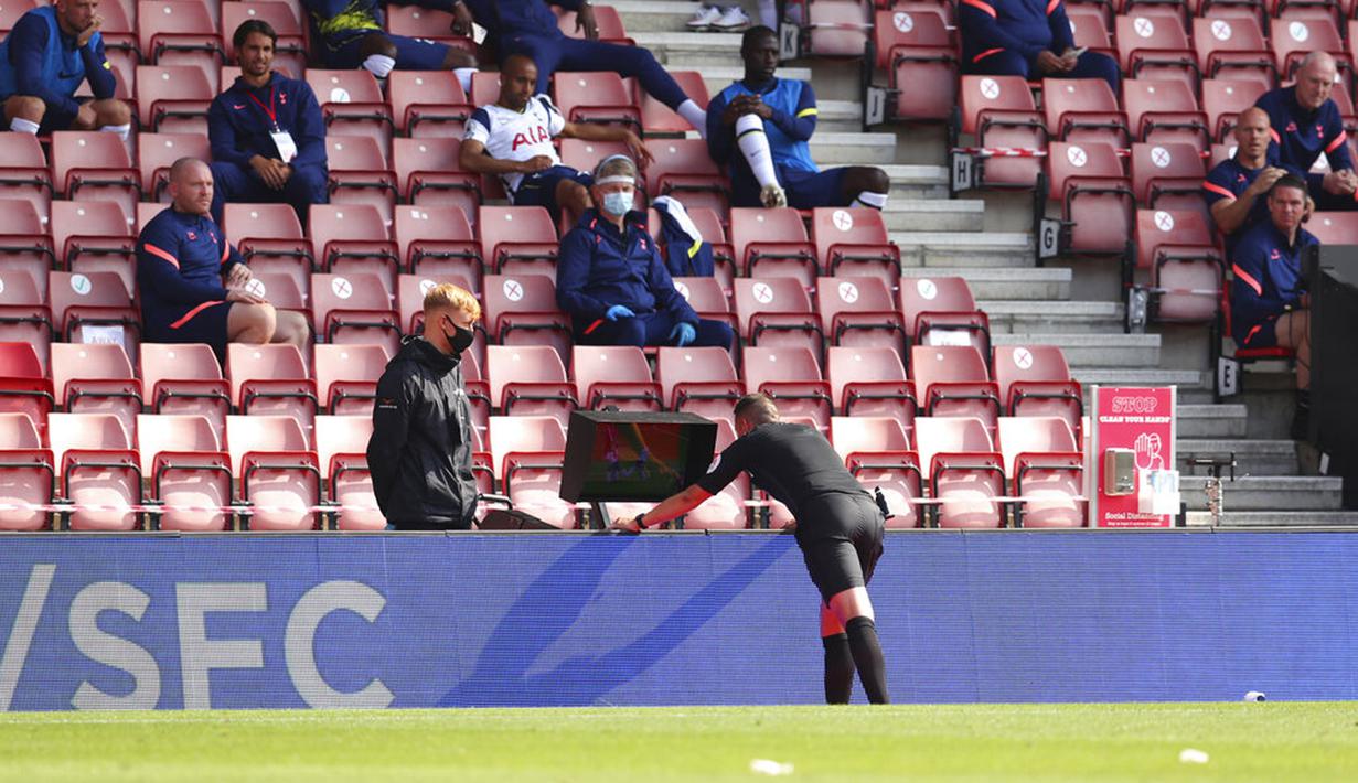 Wasit David Coote memeriksa layar VAR selama pertandingan Liga Premier Inggris antara Southampton dan Tottenham Hotspur di Stadion St. Mary, Southampton, Inggris, Minggu (20/9/2020). Tottenham menekuk Southampton 5-2, Son Heung-min menyumbang empat gol. (Cath Ivill/Pool via AP)