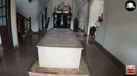 Sebuah vila di Thailand memiliki makam di ruang tamunya (Dok.YouTube/Du Thu Chuyen)