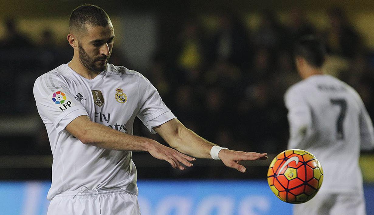 Striker Real Madrid, Karim Benzema, mencetak tiga gol ke gawang Vallecano pada laga La Liga Spanyol, Minggu (20/12/2015). (Reuters/Heino Kalis)
