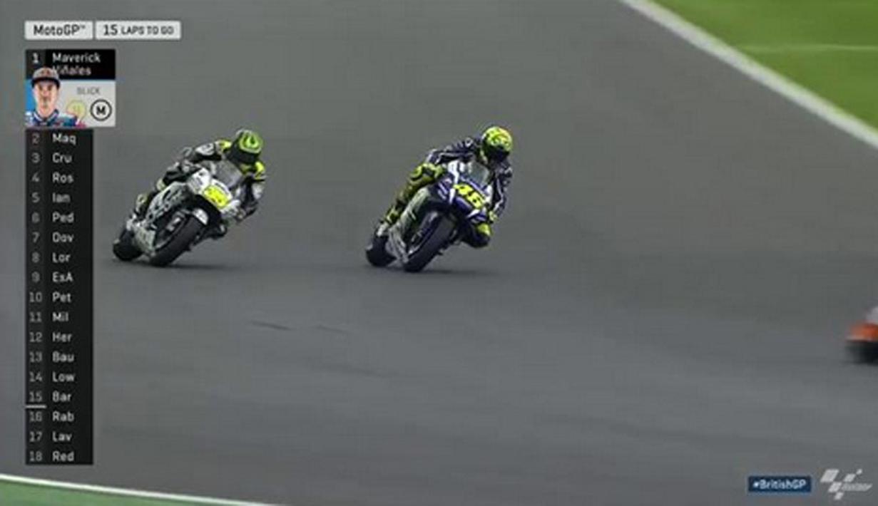 Pebalap Yamaha, Valentino Rossi (kanan), bersaing ketat dengan pebalap LCR Honda, Cal Crutchlow, dalam balapan MotoGP Inggris di Sirkuit Silverstone, Inggris, Minggu (4/9/2016). (Bola.com/Twitter/MotoGP))