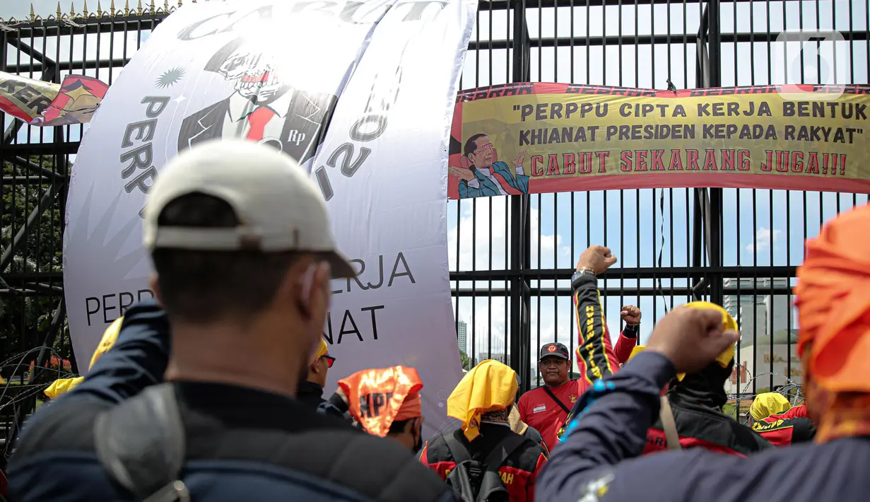 Puluhan elemen buruh menggeruduk gedung DPR RI, Jakarta, Selasa (10/1/2023). Dalam aksinya mereka menyuarakan penolakan terhadap Peraturan Pemerintah Pengganti Undang-Undang (Perppu) Cipta Kerja karena dinilai telah mengkhianati konstitusi. (Liputan6.com/Faizal Fanani)