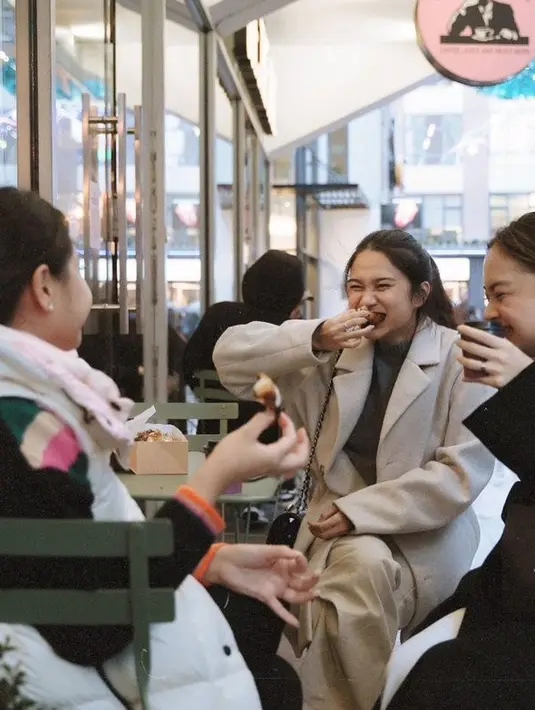 <p>Walaupun hanya ngopi di pinggir jalan, akan tetapi gaya Nagita dan Zize terlihat callsy. Mereka tampak begitu bahagia dalam liburan kali ini. [Foto: instagram.com/raffinagita1717]</p>