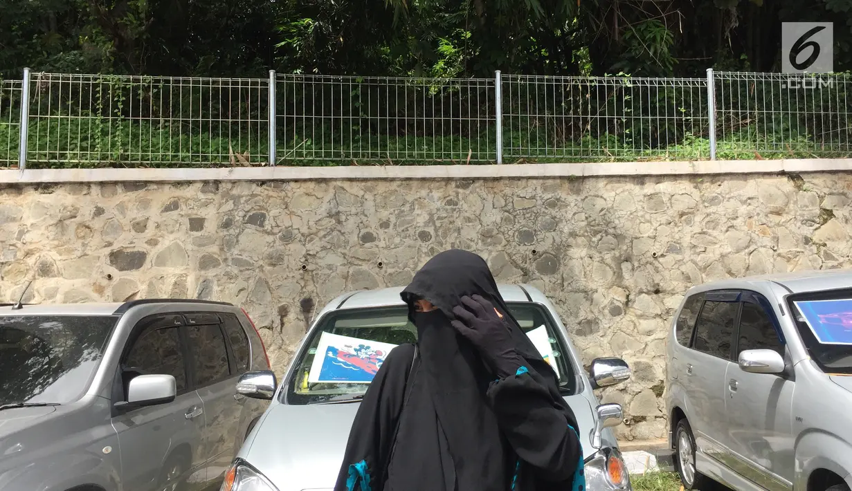 Indadari bersiap meninggalkan Pengadilan Agama Depok seusai menjalani sidang putusan cerai yang dilayangkan terhadap Caisar, Selasa (16/1). Selain cerai, Indadari juga mengantongi hak asuh anaknya, Kipsmail Aditya Harnano. (Liputan6.com/Immanuel Antonius)