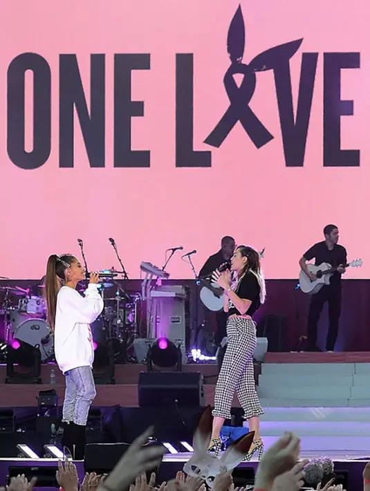 Penampilannya di konser One Love Manchester menjadi kebahagiaan untuk semua orang yang menyaksikan. Terlebih para korban ledakan yang beberapa di antaranya masih terbarig di rumah sakit. (AFP/Bintang.com)