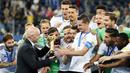 Presiden FIFA, Gianni Infantino, menyerahkan trofi Piala Konfederasi 2017 kepada kapten Jerman, Julian Draxler di Stadion Saint Petersburg, Rusia, Minggu (3/7/2017). Jerman menang 1-0 atas Cile. (EPA/Yuri Kochetkov)