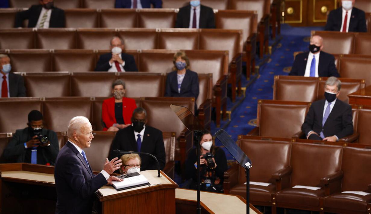 Anggota Republik mendengarkan ketika Presiden Joe Biden berpidato di Kongres, US Capitol, Washington, Amerika Serikat, Rabu (28/4/2021). Pengamanan di Capitol Hill diperketat dan dimaksimalkan dengan adanya Kongres. (Jonathan Ernst/Pool via AP)