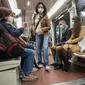 Orang-orang yang memakai masker menaiki kereta bawah tanah di Paris, Prancis, Kamis (30/6/2022). Kasus virus corona covid-19 meningkat dengan cepat di Prancis dan negara-negara Eropa lainnya setelah pembatasan COVID-19 dicabut pada musim semi. (AP Photo/Michel Euler)