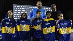 Gelandang baru Boca Juniors, Daniele De Rossi bersama Presiden Boca Juniors Daniel Angelici foto bersama dengan anak-anak selama pengenalan dirinya di Buenos Aires, Argentina (29/7/2019). De Rossi yang 36 tahun mengakhiri 18 tahun karirnya di Roma akhir musim lalu. (AP Photo/Tomas F. Cuesta)