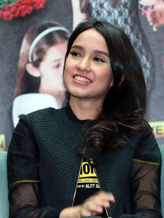 “Jangan suka PHP, karena di film ini kan si Wina tiba-tiba balik ke Alitt, padahal sudah punya pacar. Ya kalau mau curhat boleh lah, tapi harus tahu batasannya," ujar Anjani Dina. (Deki Prayoga/Bintang.com)