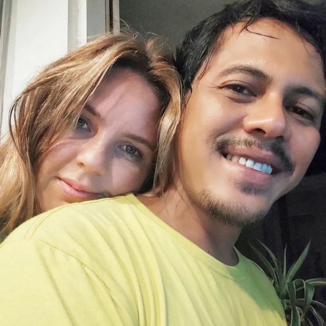 6 Potret Mesra Mayky Wongkar dan Kekasih Bulenya, Babymoon di Lombok