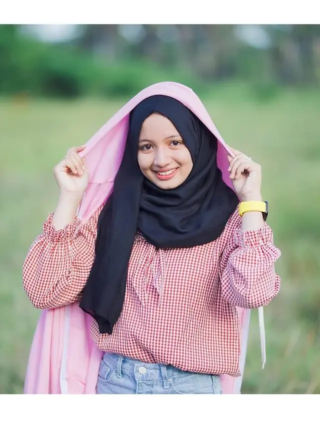 6 Potret Sanwanee Esor, 'Kembaran' Lisa BLACKPINK yang Berhijab