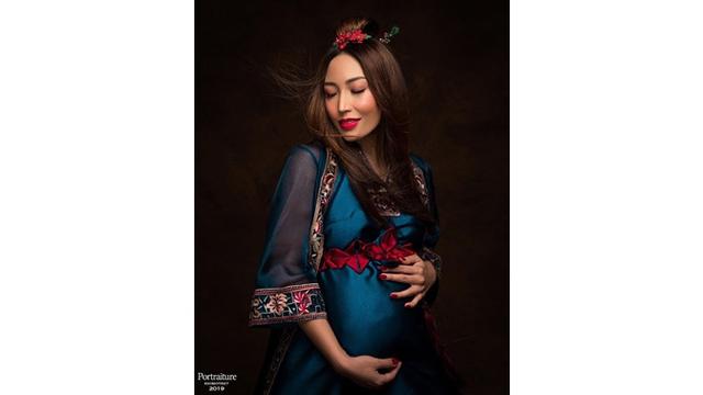 5 Gaya Ayu Dewi Saat Maternity Shoot, Kece Abis