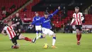 Pemain Everton, Gylfi Sigurdsson, mencetak gol ke gawang Sheffield United pada laga Liga Inggris di Stadion Bramall Lane, Sabtu (26/12/2020). Everton menang dengan skor 1-0. (Alex Pantling/Pool via AP)