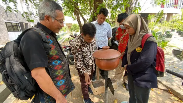 Proses produksi tawon kalnceng oleh mahasiswa Universitas Jember di sejumlah Gumuk di Wilayah Jember (Istimewa)