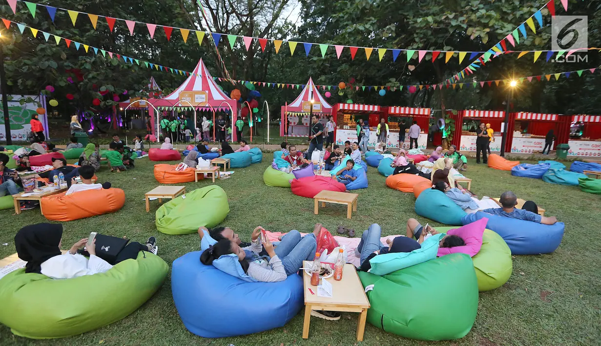 Suasana santai para mitra GO-JEK dan kelurganya saat menghadiri Pasar Malam di GO- FOOD Festival di GBK, Jakarta (11/5). Acara ini digelar sebagai bentuk apresiasi kepada mitra GO-JEK yang berprestasi. (Liputan6.com/Fery Pradolo)