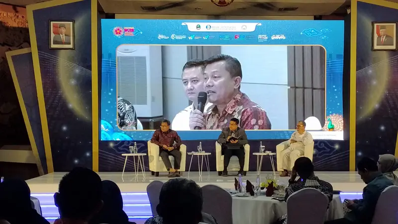 Salah satu narasumber membeirkan materi dalam acara Sarasehan West Java Economic Society (WJES) Priangan Timur 2024, di gedung Bale Priangan KPw BI Tasikmalaya, Senin, (20/5/2024). (Liputan6.com/Jayadi Supriadin)