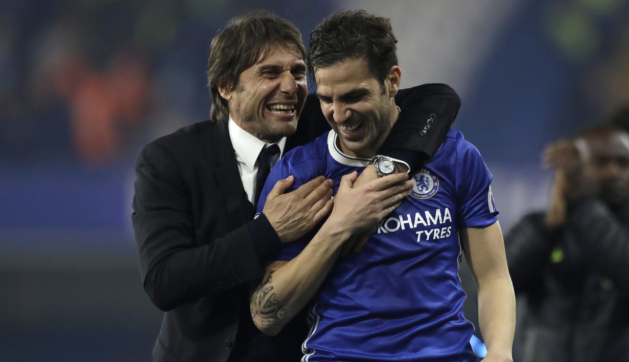 Keakraban pelatih Chelsea, Antonio Conte dan Cesc Fabregas usai melawan Watford  pada laga Premier League di Stamford Bridge stadium, London, (15/5/2017). Chelsea menang 4-3. (AP/Matt Dunham)