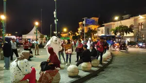 Tidak sah rasanya kalo ke Yogyakarta jika tidak mengunjungi Jalan Malioboro yang terkenal. La'eeb pun menyempatkan hadir menyapa warga yang sedang menikmati malam di Titik Nol. (Dok. SCM)