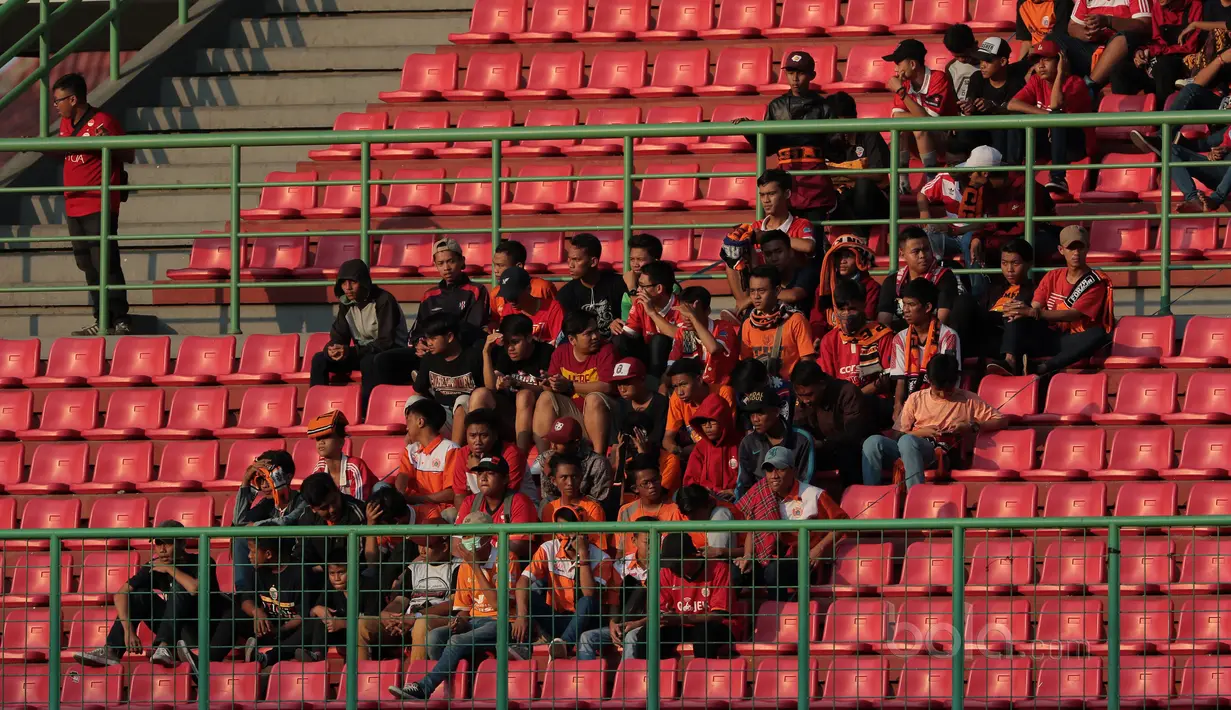 The Jakmania saat menonton Persija Jakarta U-19 melawan Sriwijaya FC U-19 pada laga perdana Liga 1 U-19 di Stadion Patriot, Bekasi, Sabtu (8/7/2017). Persija U19 bermain imbang 1-1. (Bola.com/Nicklas Hanoatubun)