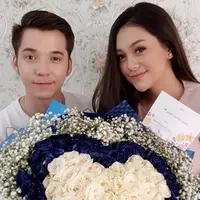 "Emosian pasti. Kan hormon naik turun. Pergantian badan dari yang tak ada manusia di dalem (perut) sampai ada manusia, itu kan pasti hormon berantakan," kata Celine Evangelista. (Instagram/celine_evangelista)