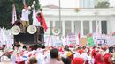 Massa berorasi menyampaikan tuntutannya di depan Istana Merdeka, Jakarta, Senin (28/9/2015). Riabuan bidan dari berbagai daerah berunjuk rasa menuntut pengangkatan status kepegawaian menjadi PNS. (Lipuutan6.com/Faizal Fanani)
