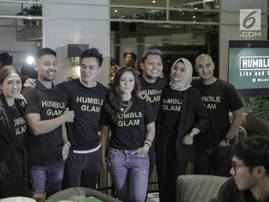 Sejumlah aktor dan aktris yang tergabung dalam Geng Humble Glam berfoto bersama saat ditemui dikawasan Jakarta, Rabu (28/3). (Liputan6.com/Faizal Fanani)