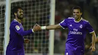 Gelandang Real Madrid, Isco (kiri), mendapat ucapan selamat dari Pepe, setelah mencetak gol ke gawang Real Betis, pada laga lanjutan La Liga 2016-2017, di Stadion Benito Villamarin, Minggu (16/10/2016) dini hari WIB. Gol keempat Isco mendapat pujian khusu