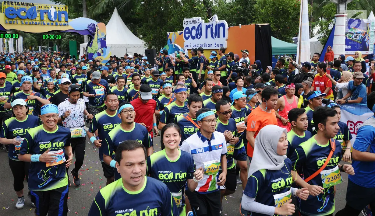 Pelari jarak 10 km melakukan start lomba Pertamina Eco Run 2017 di Pantai Karnaval Ancol, Jakarta, Sabtu (16/12). Ribuan pelari ambil bagian pada lomba yang bertema Lari Lestarikan Bumi. (Liputan6.com/Helmi Fithriansyah)