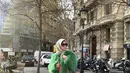 Melalui akun Instagram pribadinya, Mama Amy terlihat mengenakan jaket bulu faux warna hijau yang serasi dengan bootsnya. Dipadukan dengan inner dress pink sesuai dengan handbag Hermesnya, dan kerudung segi empat abu-abu. Untuk bawahan ia memilih celana denim untuk tampil lebih santai.