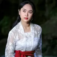 Ilustrasi baju kebaya. (Foto oleh Kakanda Yonik: https://www.pexels.com/id-id/foto/orang-wanita-duduk-batu-10774357/)