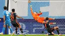 Kiper Chelsea Kepa Arrizabalaga gagal menepis bola tendangan pemain Zenit St. Petersburg Magomed Ozdoev pada pertandingan sepak bola Grup H Liga Champions di Gazprom Arena, St.Petersburg, Rusia, 8 Desember 2021. Pertandingan berakhir dengan skor 3-3. (AP Photo/Dmitry Lovetsky)