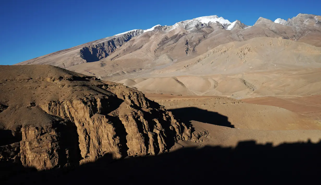 Foto pada 28 November 2020 menunjukkan pemandangan di Wilayah Burang, Prefektur Ngari, Daerah Otonom Tibet, China. Ngari, yang dijuluki sebagai "puncak atap dunia" dengan ketinggian rata-rata 4.500 meter di atas permukaan laut, dikenal dengan pemandangannya yang menakjubkan. (Xinhua/Zhan Yan)