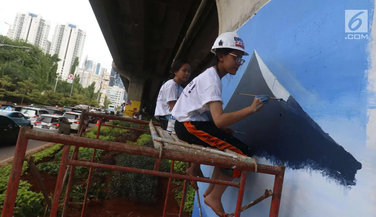 Seorang siswi tengah serius membuat mural di bawah kolong jalan layang non tol Kasablangka, Jakarta, Jumat (1/12). Mural tersebut di lakukan untuk mempercantik kawasan tersebut. (Liputan6.com/Angga Yuniar)