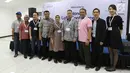 Direktur Emtek Group Yuslinda Nasution (tengah) berfoto bersama dalam Indonesia Long Range Conference (IDLoRaCon) 2019 di Function Hall Emtek City, Jakarta, Rabu (14/8/2019). IDLoRaCon digelar kedua kalinya untuk mediskusikan bagaimana mengembangkan IoT di Indonesia. (Liputan6.com/Herman Zakharia)