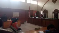 Tiga terdakwa kasus Vina Garut tengah menjalani sidang lanjutan di Pengadilan Negeri Garut, Jawa Barat (Liputan6.com/Jayadi Supriadin)