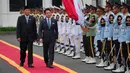 Menteri Pertahanan Republik Indonesia, Sjafrie Sjamsoeddin (kiri), bersama Menteri Pertahanan Jepang Shinjiro Koizumi memeriksa barisan kehormatan selama upacara penyambutan di Jakarta, Senin 4 Mei 2026. Menteri Pertahanan Republik Indonesia, Sjafrie Sjamsoeddin, menerima kunjungan kehormatan Menteri Pertahanan Jepang, Shinjiro Koizumi, di kantor Kementerian Pertahanan, Jakarta. (AP Photo/Achmad Ibrahim)