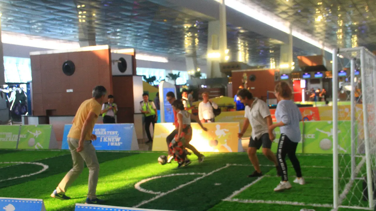 Calon penumpang terlihat asik bermain 'fun games' yang disediakan pengelola Bandara Internasional Soekarno Hatta, di Terminal 3. Perlombaan ini digelar dalam rangka memperingati Hari Kemerdekaan RI, hari jadi Angkasa Pura II serta Asian Games 2018.