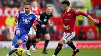 Pemain Leicester City James Maddison (kiri) berebut bola dengan pemain Manchester United Lisandro Martinez pada pertandingan sepak bola Liga Inggris di Stadion Stamford Bridge, Manchester, Inggris, 19 Februari 2023. Manchester United mengalahkan Leicester City dengan skor 3-0. (AP Photo/Dave Thompson)